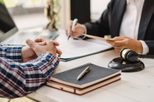 ¿Con qué frecuencia los acuerdos por accidentes de tráfico superan los límites de la póliza en Nueva York?
